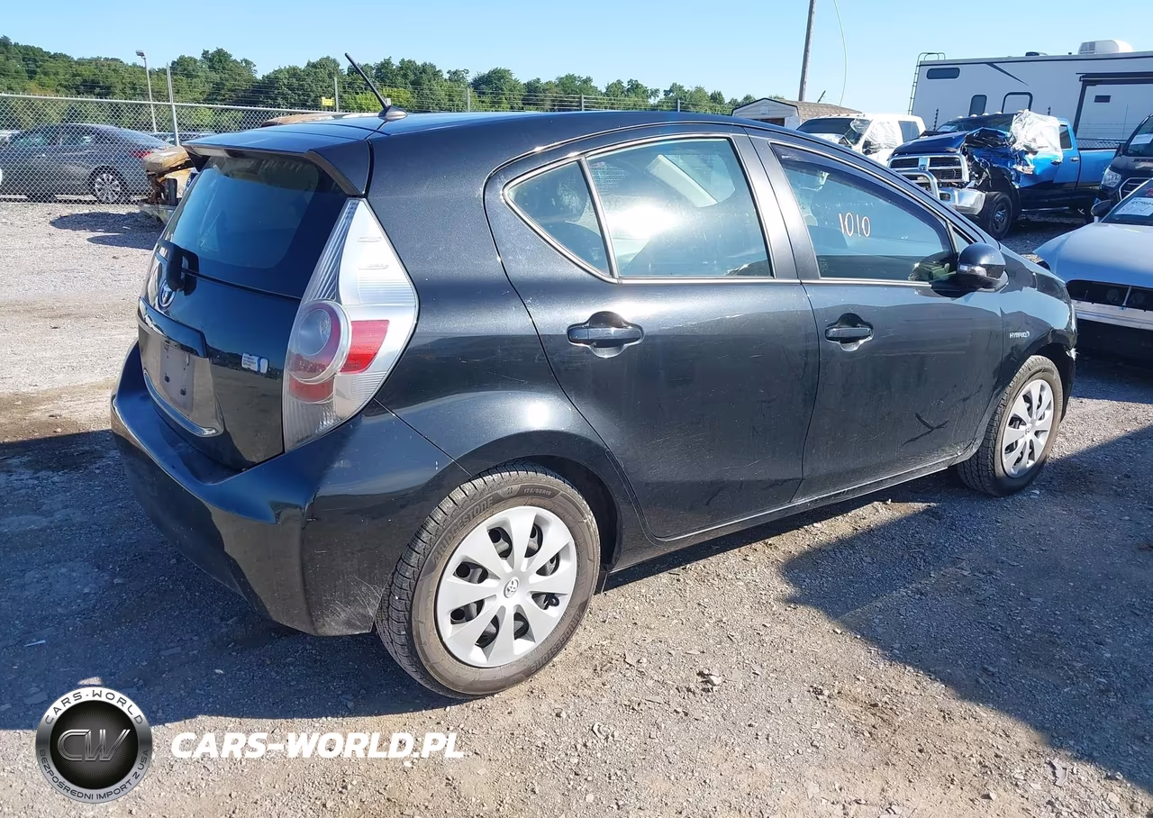 2013 Toyota Prius C Two VIN:JTDKDTB37D1557140 - 4