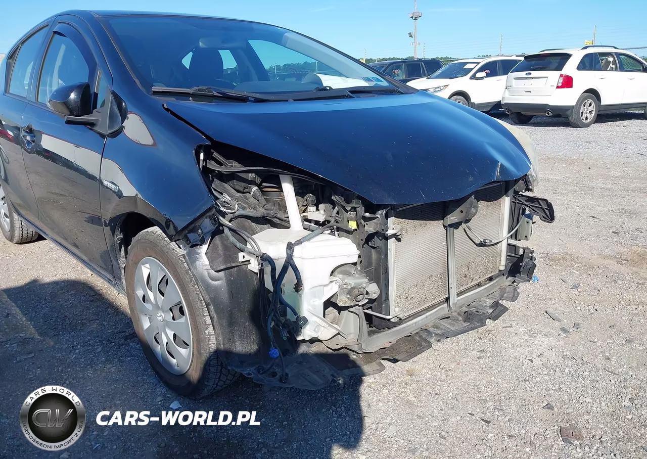 2013 Toyota Prius C Two VIN:JTDKDTB37D1557140 - 6