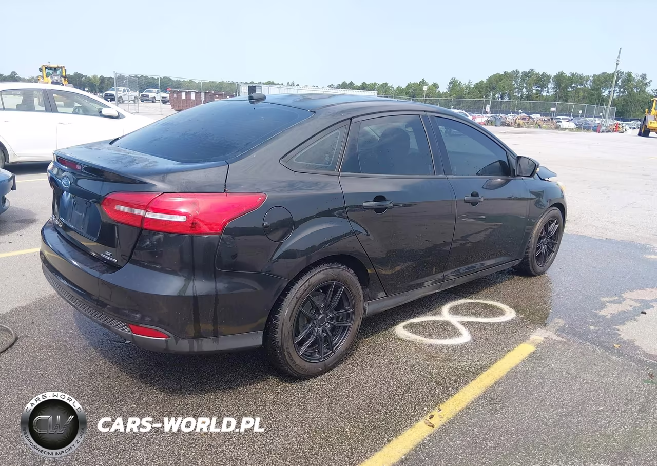 2015 Ford Focus Se VIN:1FADP3F20FL252559 - 4