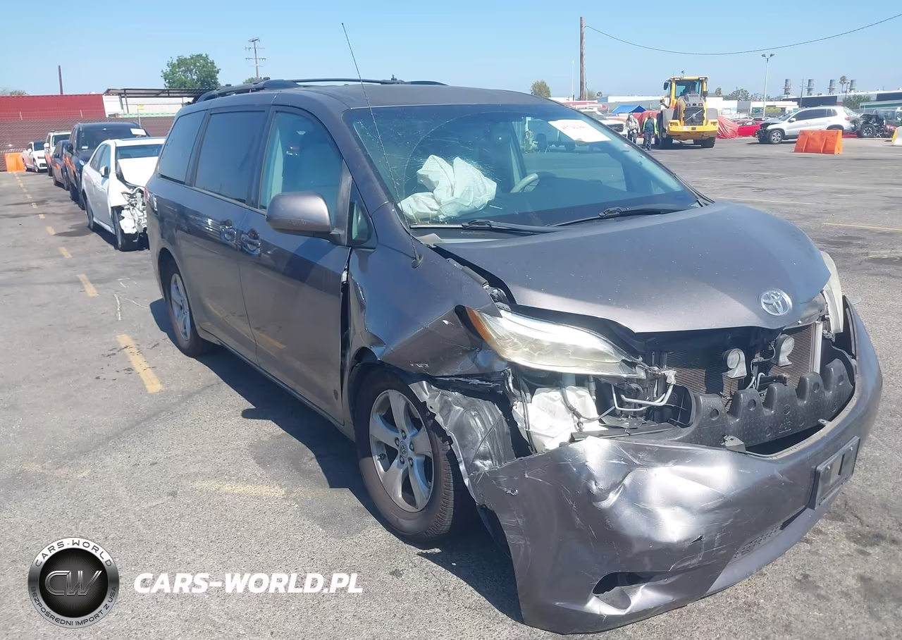 2012 Toyota Sienna Le V6 8 Passenger