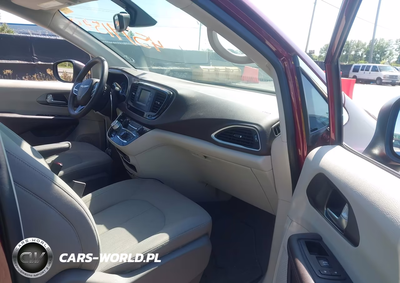 2017 Chrysler Pacifica Lx VIN:2C4RC1CG5HR745597 - 5