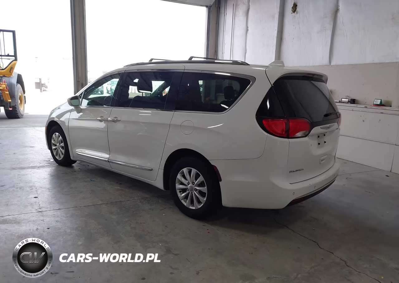 2019 Chrysler Pacifica Touring L VIN:2C4RC1BG1KR680630 - 3