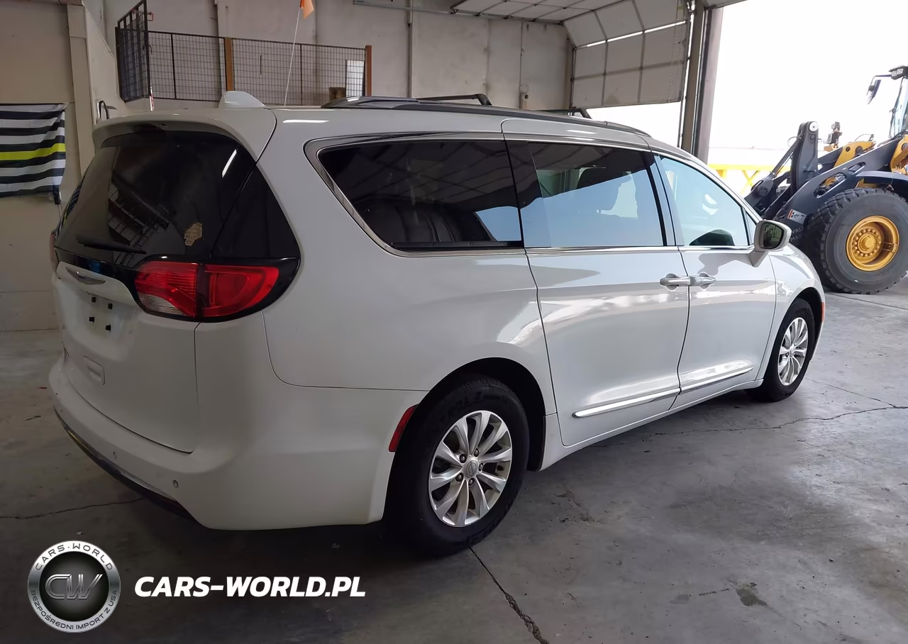 2019 Chrysler Pacifica Touring L VIN:2C4RC1BG1KR680630 - 4