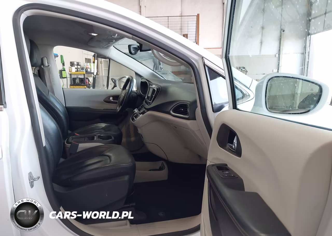2019 Chrysler Pacifica Touring L VIN:2C4RC1BG1KR680630 - 5