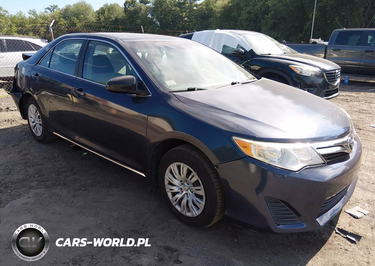 2014 Toyota Camry Le – zdjęcie 1 z 15
