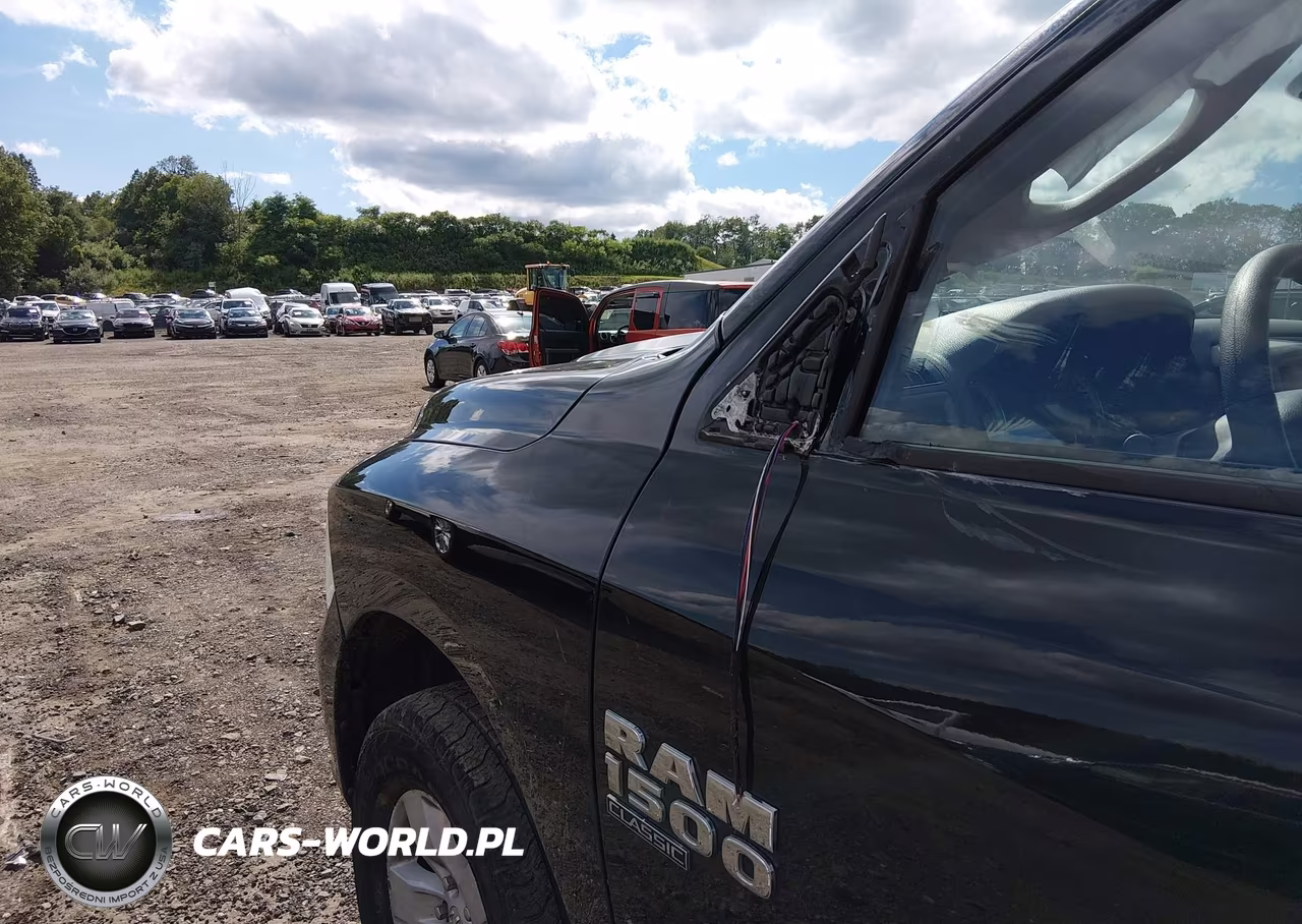 2019 Ram 1500 Classic VIN:1C6RR7FG0KS544135 - 18