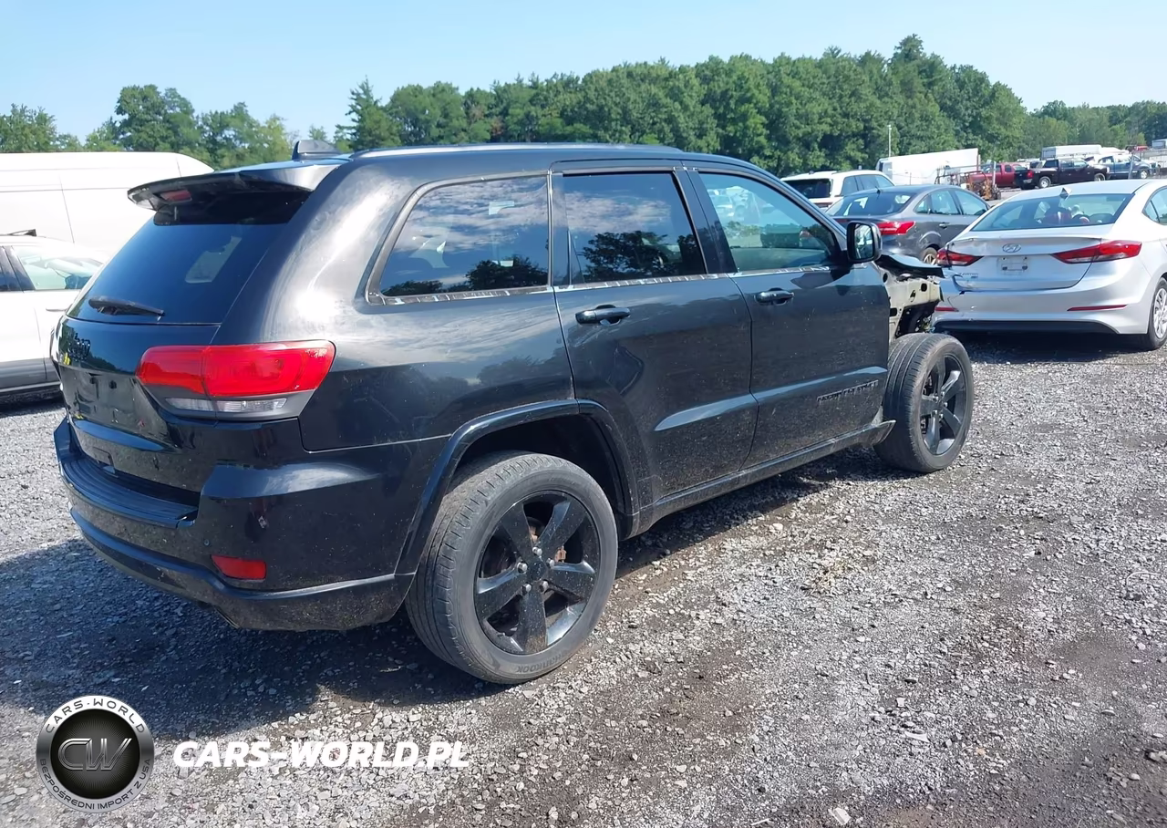2015 Jeep Grand Cherokee Altitude VIN:1C4RJFAG4FC692662 - 4