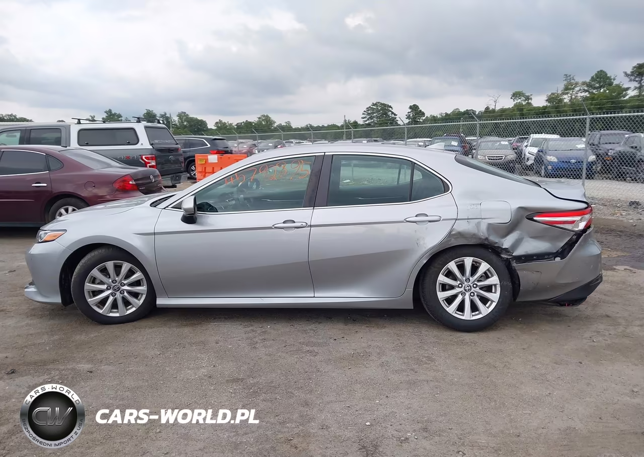 2020 Toyota Camry Le VIN:4T1C11AK5LU947155 - 14