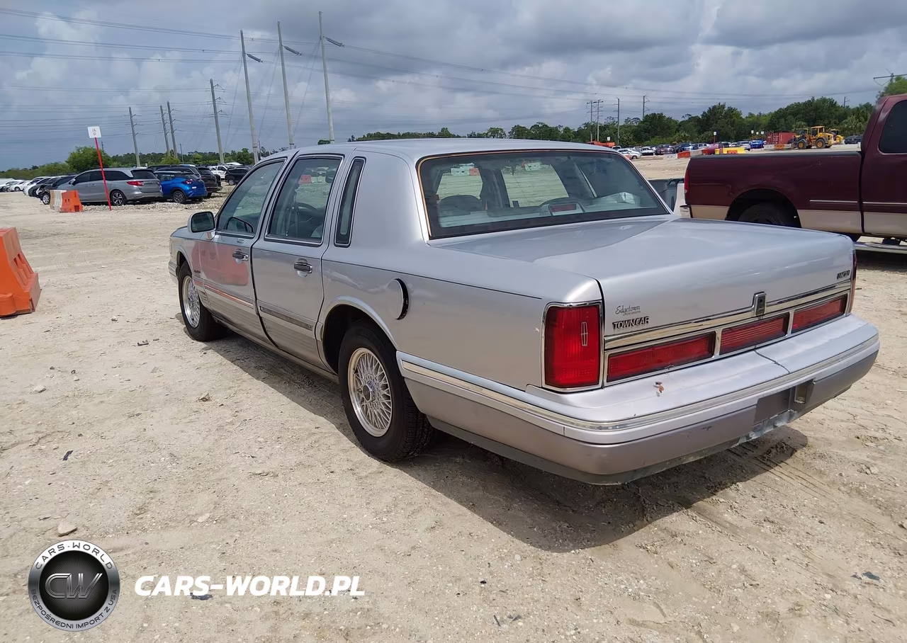 1997 Lincoln Town Car Signature VIN:1LNLM82WXVY610462 - 3