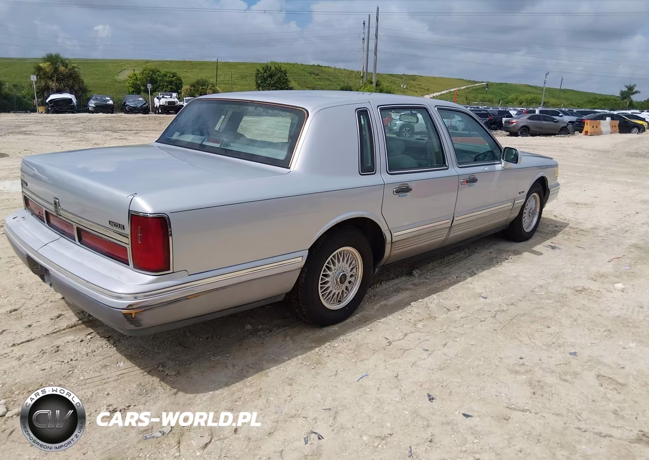 1997 Lincoln Town Car Signature VIN:1LNLM82WXVY610462 - 4