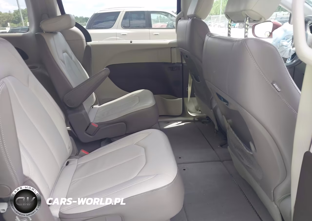 2018 Chrysler Pacifica Touring L VIN:2C4RC1BG9JR116061 - 8