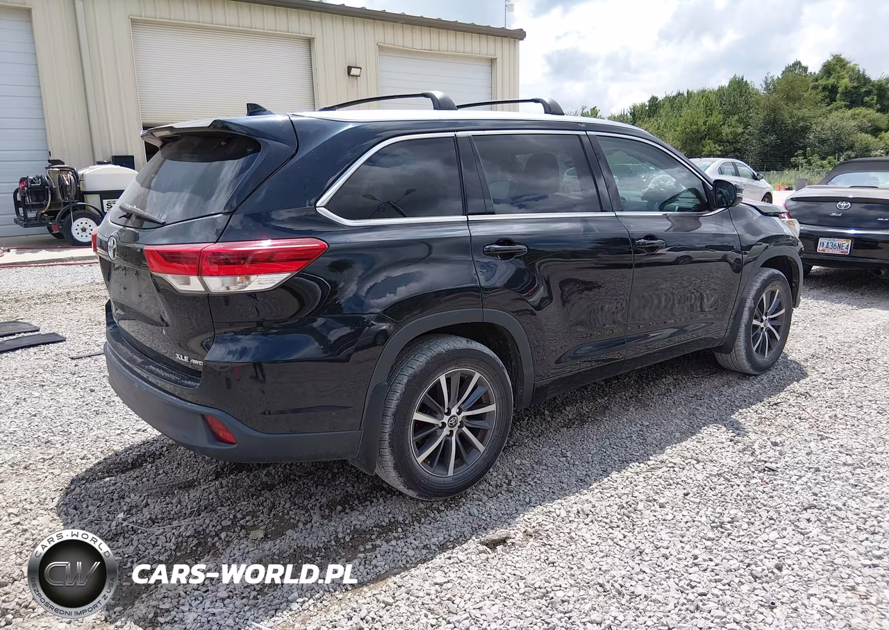 2017 Toyota Highlander Xle VIN:5TDJZRFH0HS458402 - 4