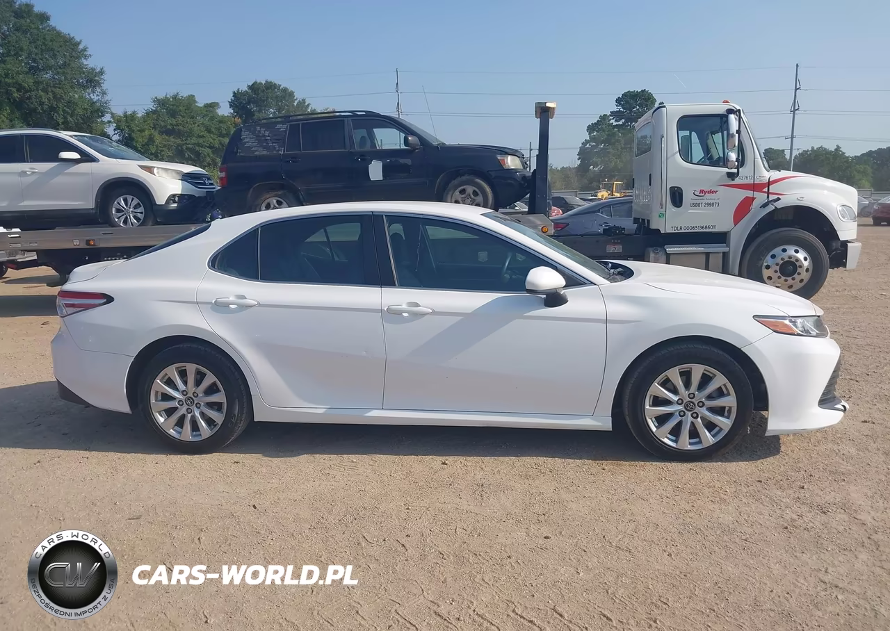 2018 Toyota Camry Le VIN:4T1B11HK1JU011919 - 14