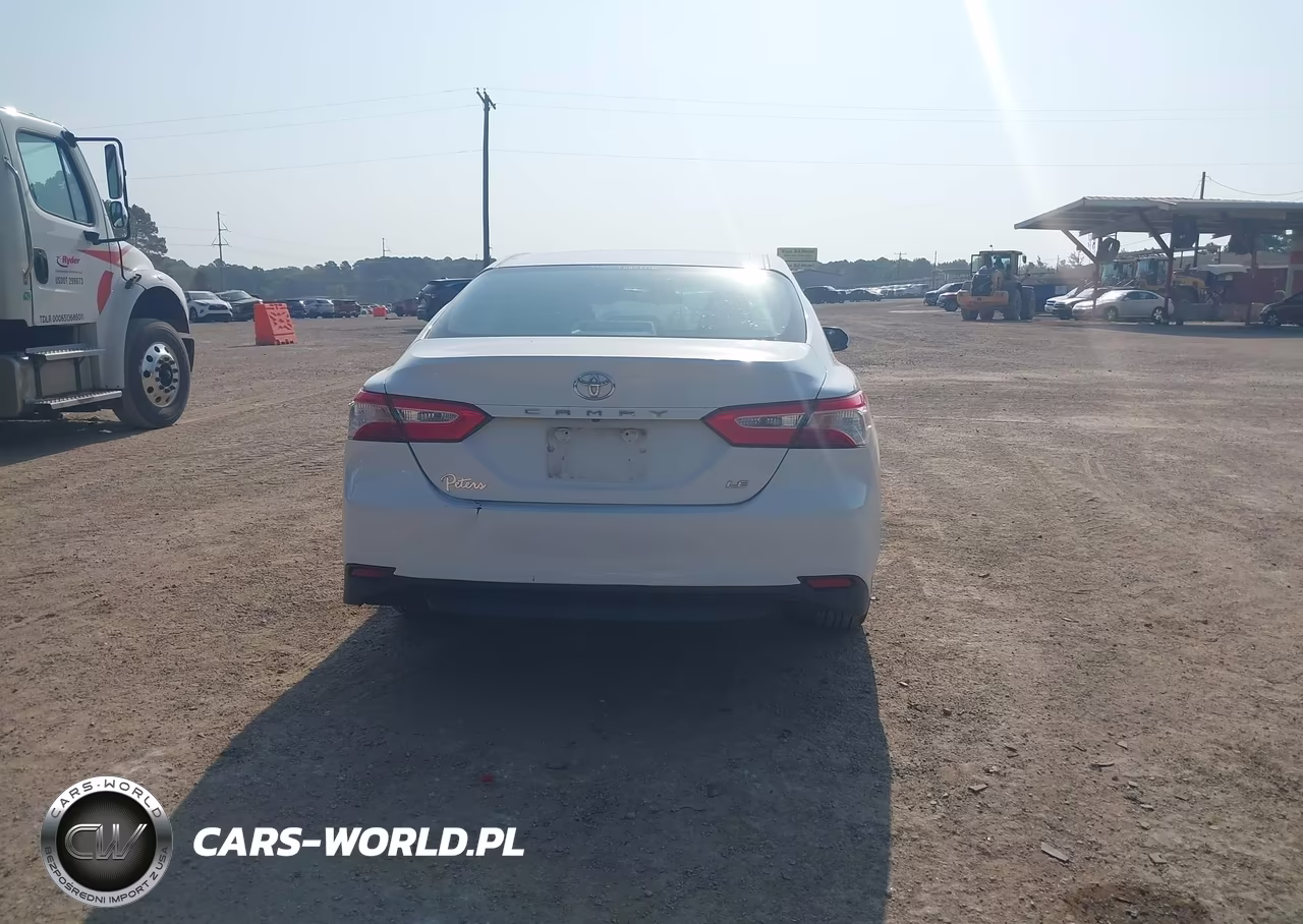 2018 Toyota Camry Le VIN:4T1B11HK1JU011919 - 17