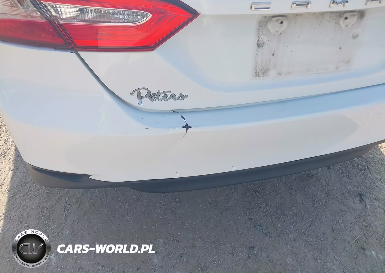 2018 Toyota Camry Le VIN:4T1B11HK1JU011919 - 18