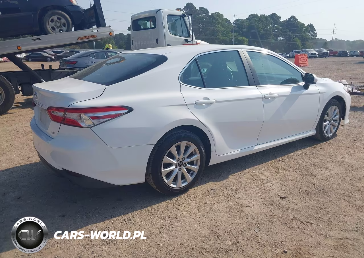 2018 Toyota Camry Le VIN:4T1B11HK1JU011919 - 4