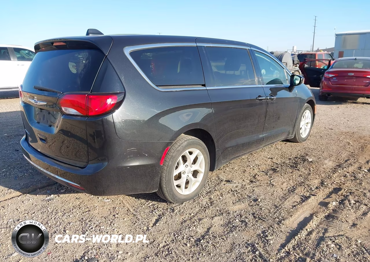 2017 Chrysler Pacifica Touring Plus VIN:2C4RC1BG7HR851082 - 4