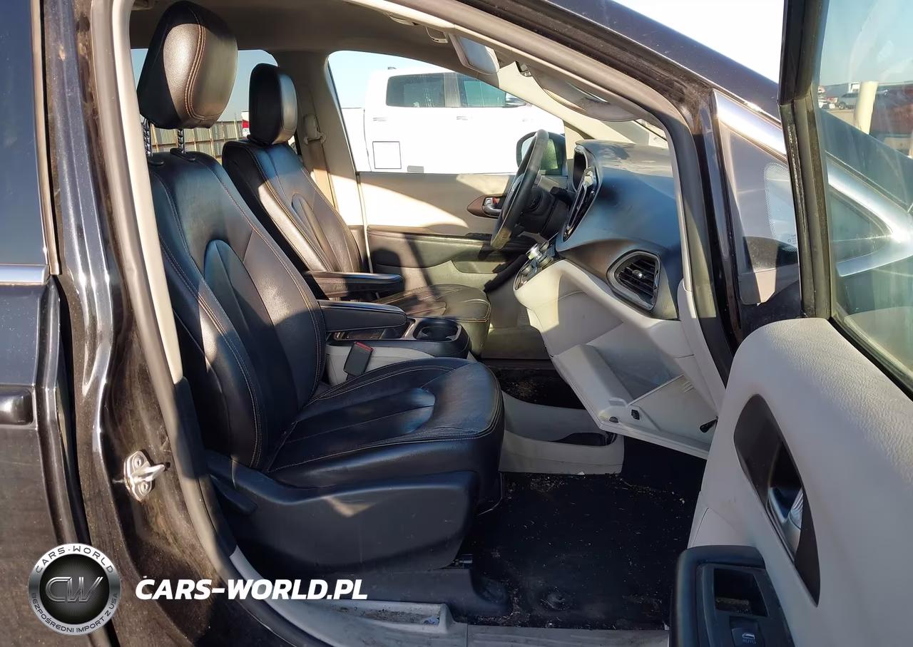 2017 Chrysler Pacifica Touring Plus VIN:2C4RC1BG7HR851082 - 5