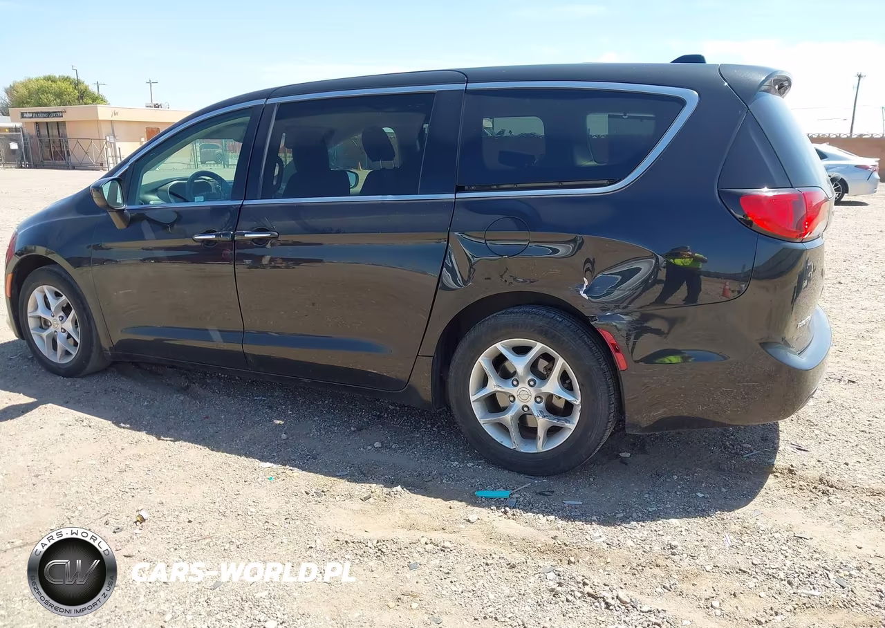 2017 Chrysler Pacifica Touring Plus VIN:2C4RC1BG7HR851082 - 6