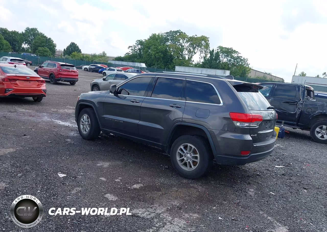 2018 Jeep Grand Cherokee Laredo E 4X4 VIN:1C4RJFAG9JC506946 - 3