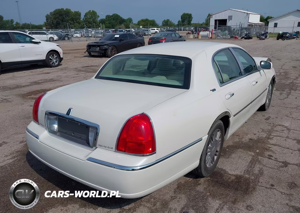 2006 Lincoln Town Car Signature Limited VIN:1LNHM82V76Y631364 - 4