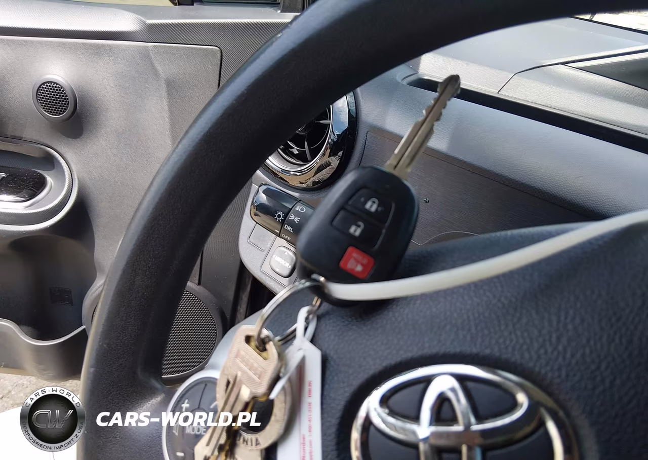 2016 Toyota Prius C Two VIN:JTDKDTB38G1121627 - 11