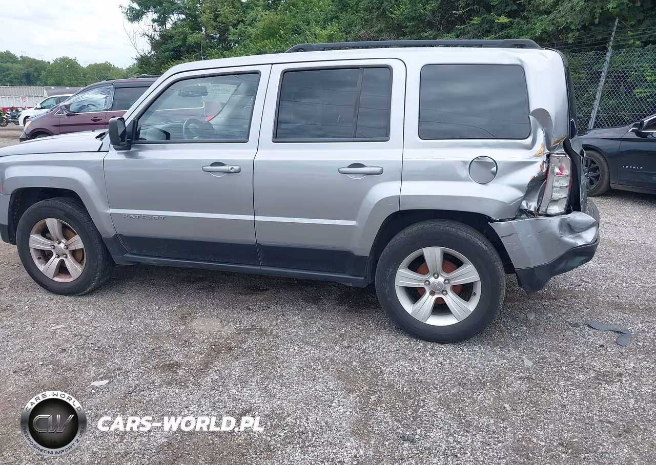 2015 Jeep Patriot Latitude VIN:1C4NJPFA9FD273516 - 3