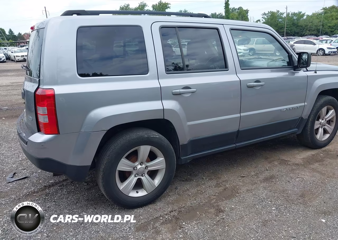 2015 Jeep Patriot Latitude VIN:1C4NJPFA9FD273516 - 4