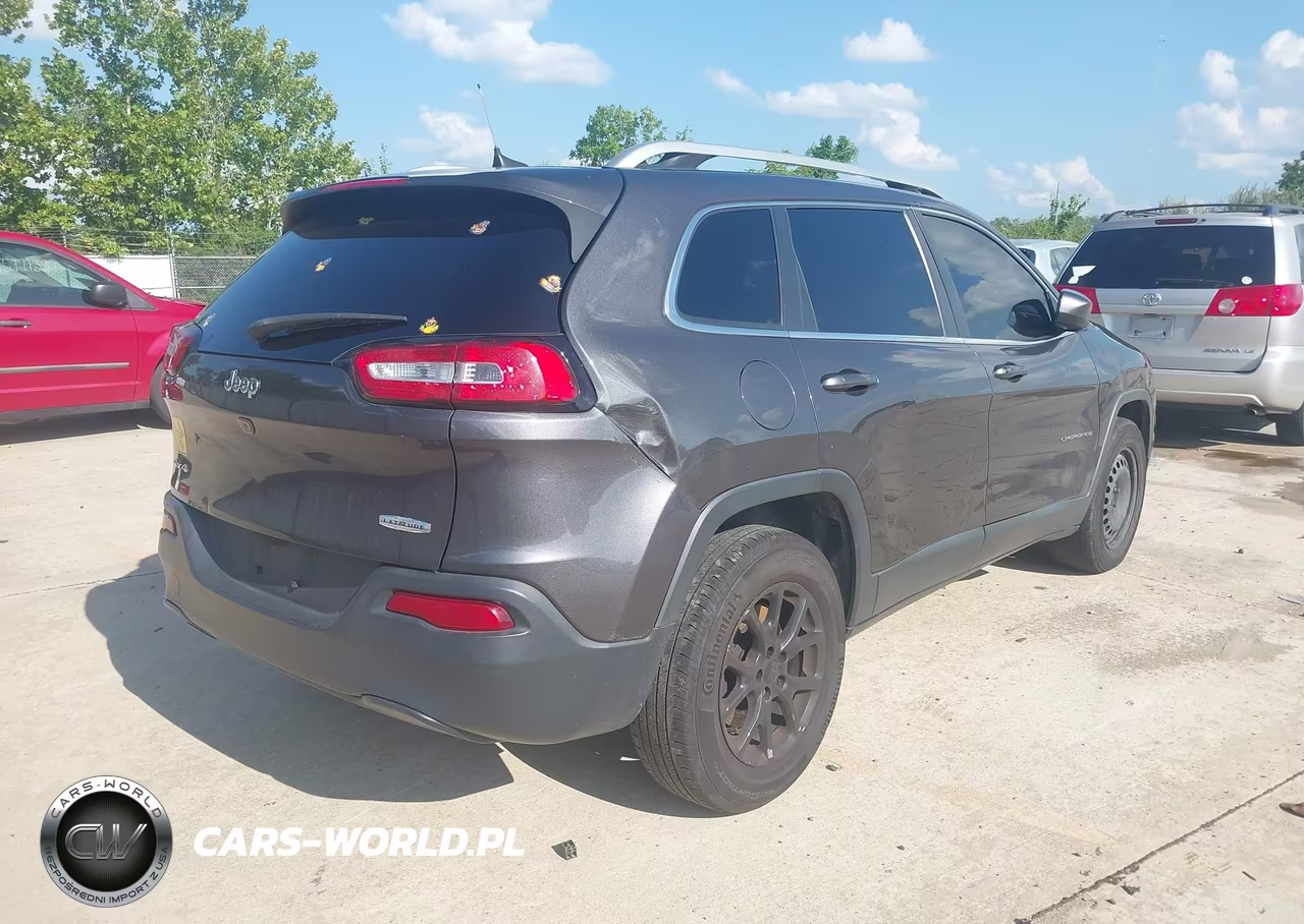 2016 Jeep Cherokee Latitude VIN:1C4PJMCB8GW276630 - 4