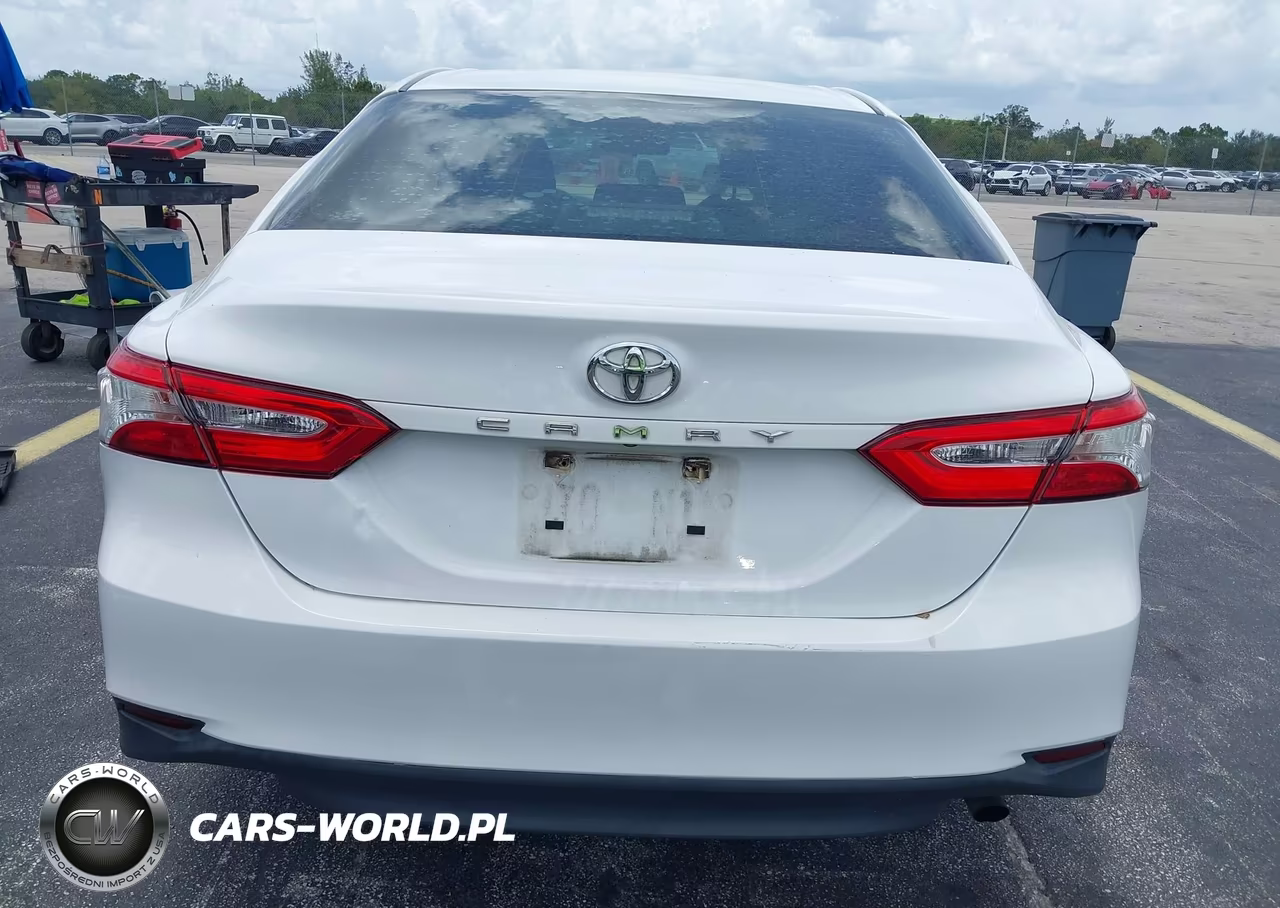 2018 Toyota Camry L VIN:4T1B11HK5JU052294 - 17