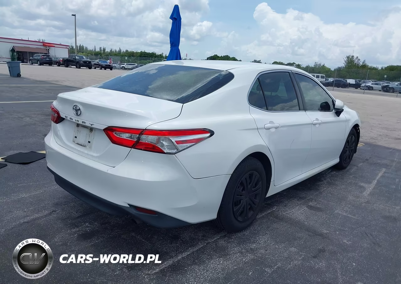 2018 Toyota Camry L VIN:4T1B11HK5JU052294 - 4