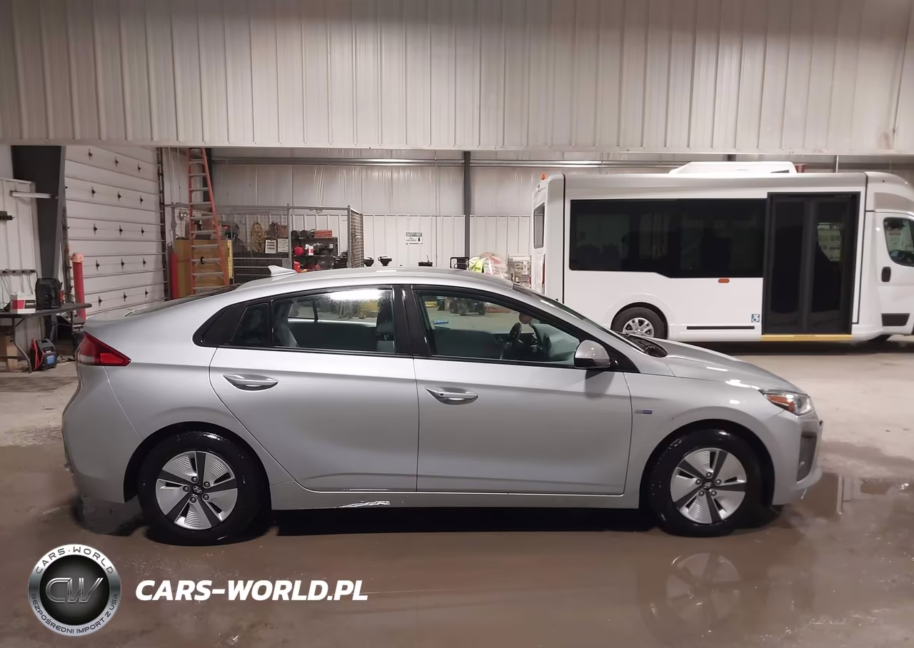 2020 Hyundai Ioniq Hybrid Blue VIN:KMHC65LCXLU220074 - 18