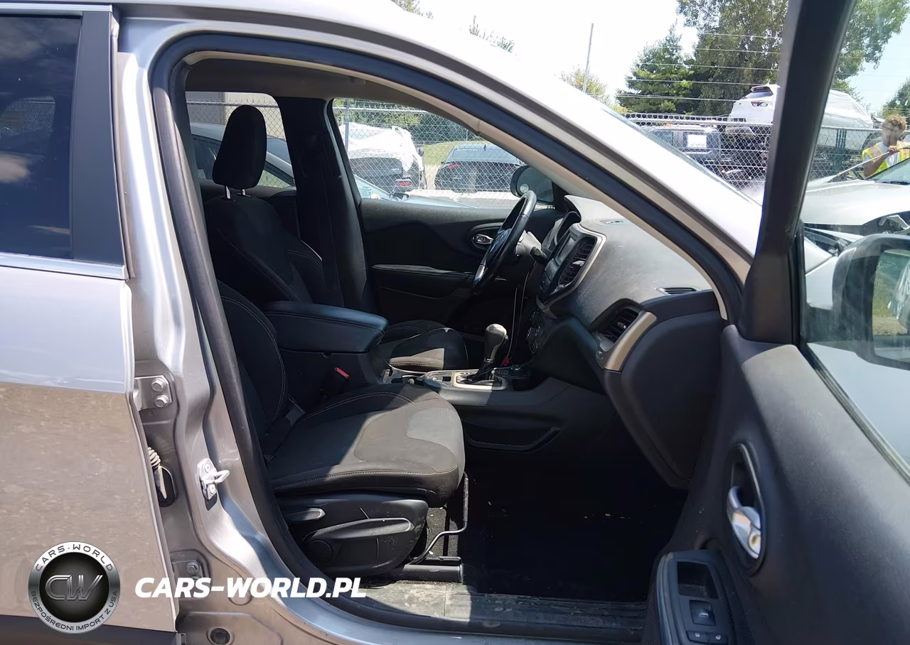 2016 Jeep Cherokee Latitude VIN:1C4PJMCB7GW145995 - 5