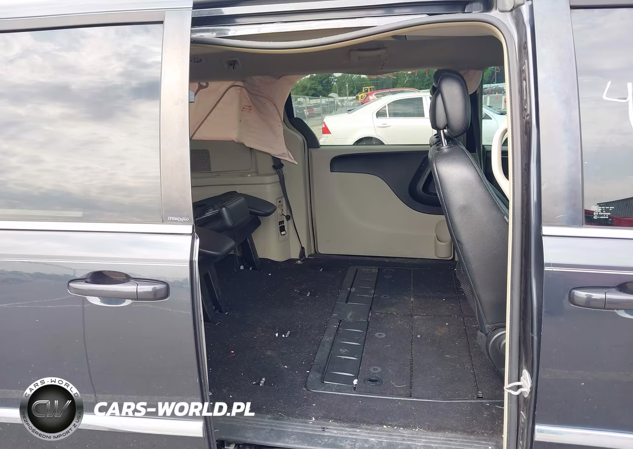 2013 Chrysler Town & Country Touring VIN:2C4RC1BG8DR689182 - 8