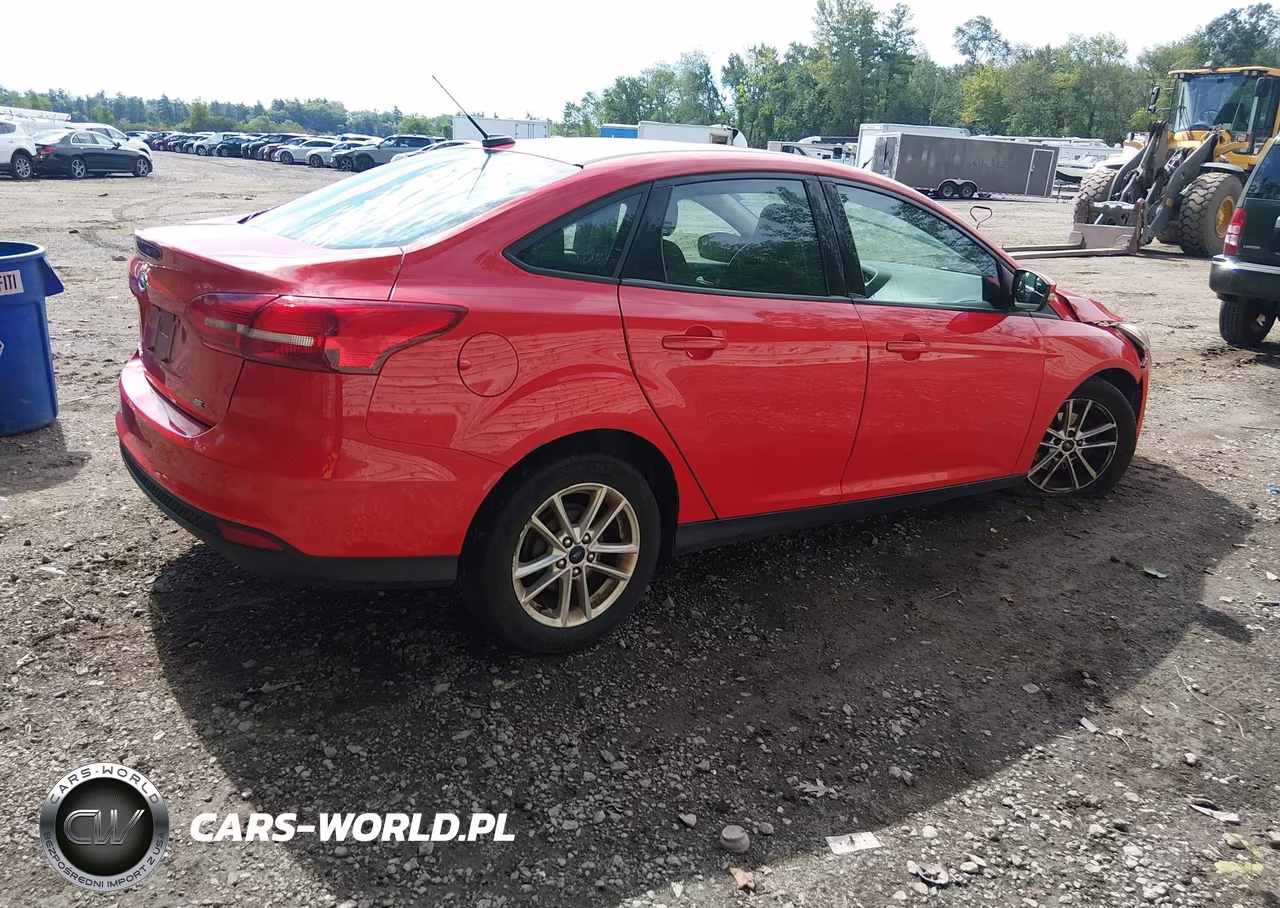 2016 Ford Focus Se VIN:1FADP3F28GL389038 - 4