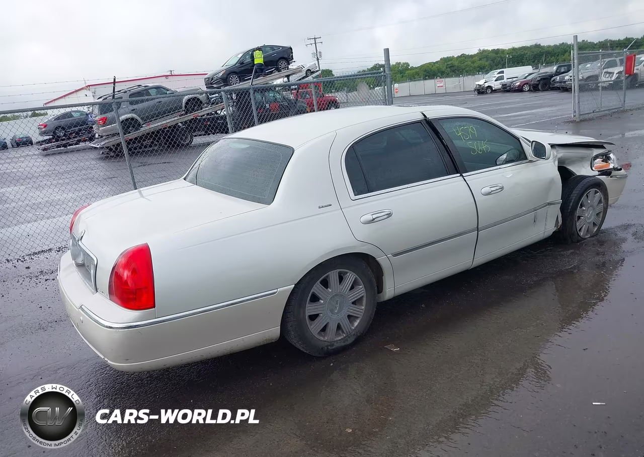 2004 Lincoln Town Car Ultimate VIN:1LNHM83W64Y618111 - 4