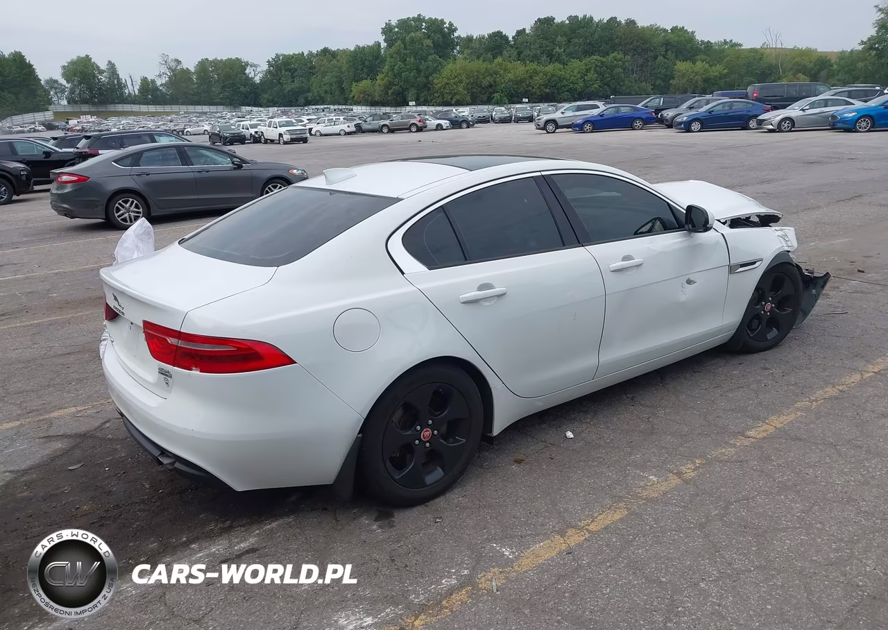 2018 Jaguar Xe 25T Premium VIN:SAJAJ4FX1JCP20809 - 4