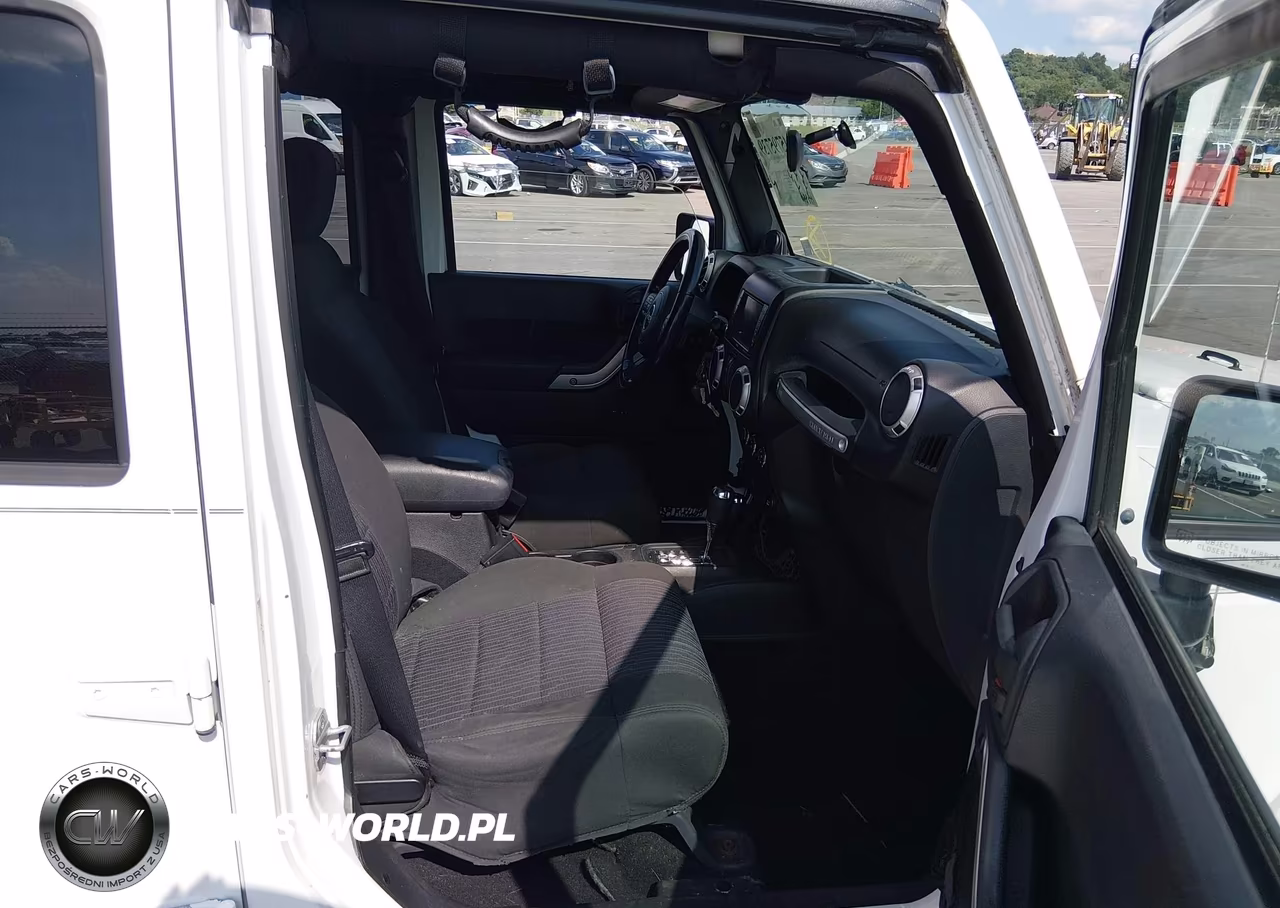 2012 Jeep Wrangler Unlimited Sahara VIN:1C4BJWEG3CL213073 - 5