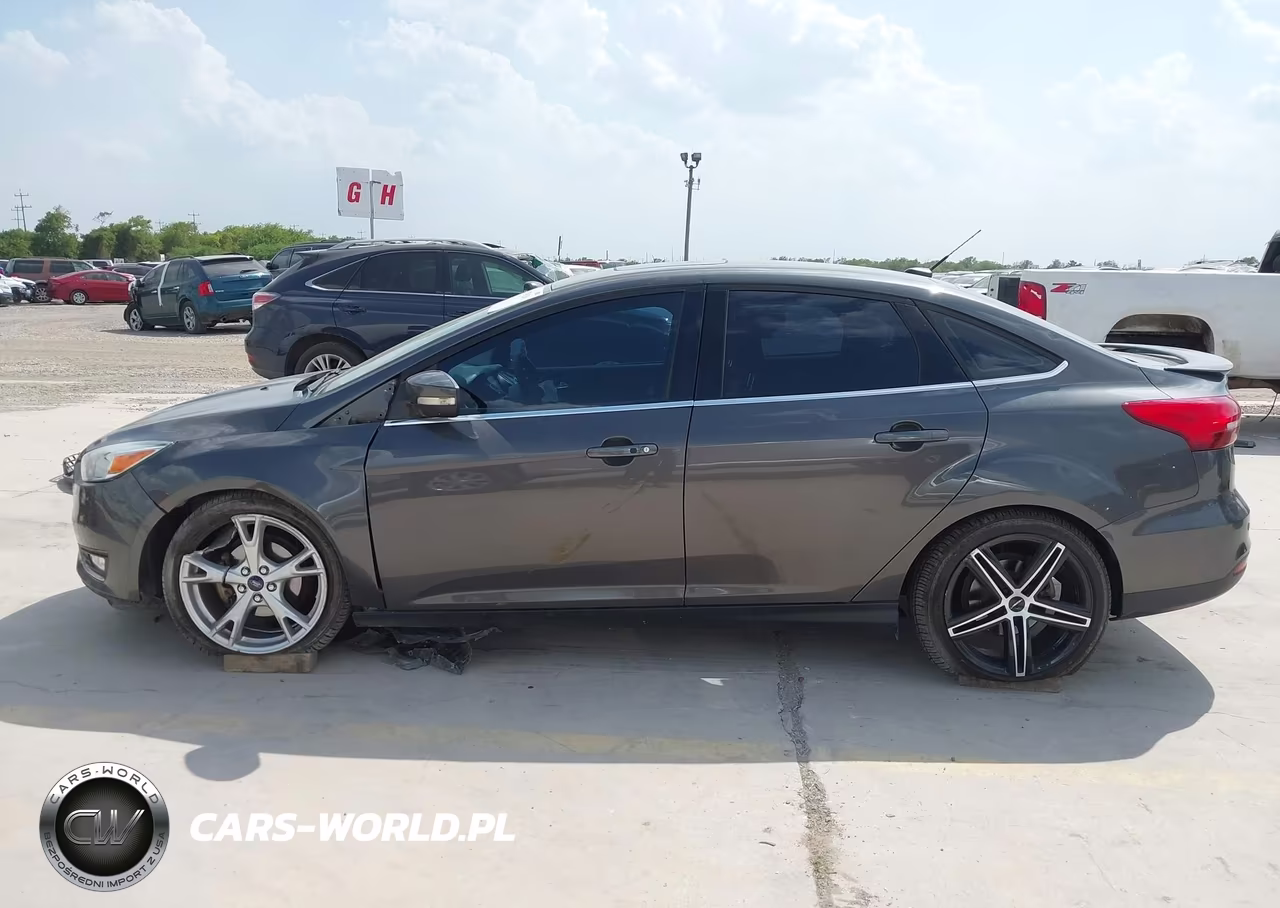 2015 Ford Focus Titanium VIN:1FADP3J28FL334031 - 15