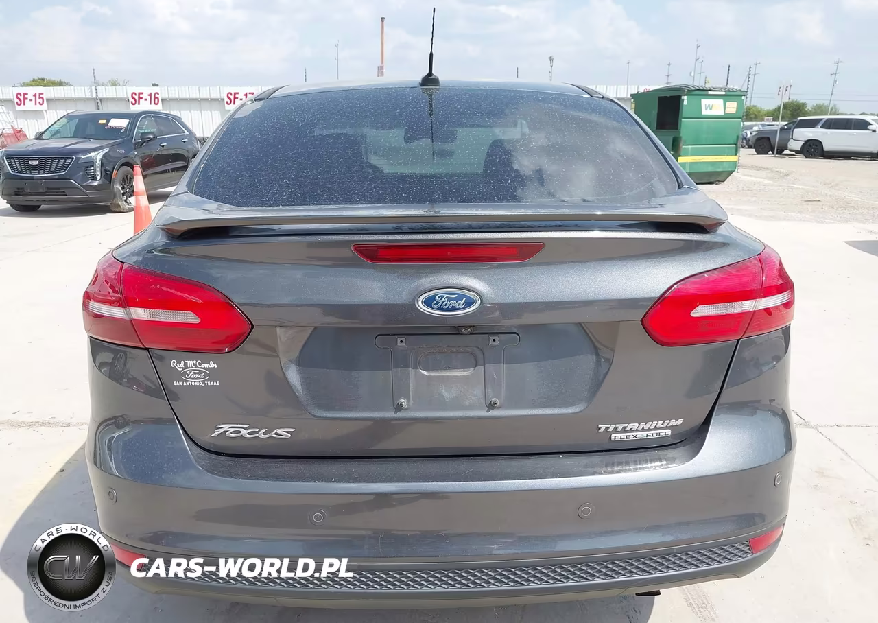 2015 Ford Focus Titanium VIN:1FADP3J28FL334031 - 17