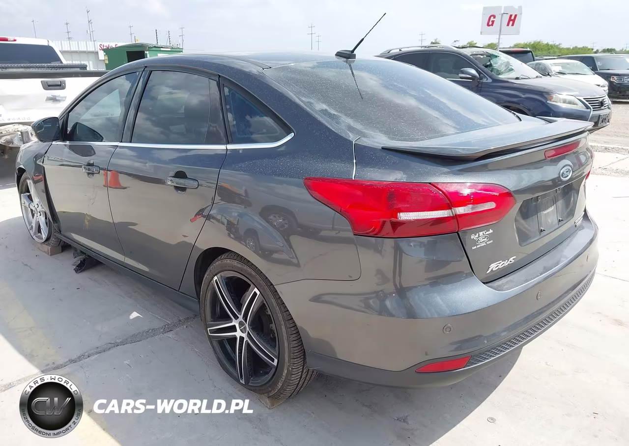2015 Ford Focus Titanium VIN:1FADP3J28FL334031 - 3
