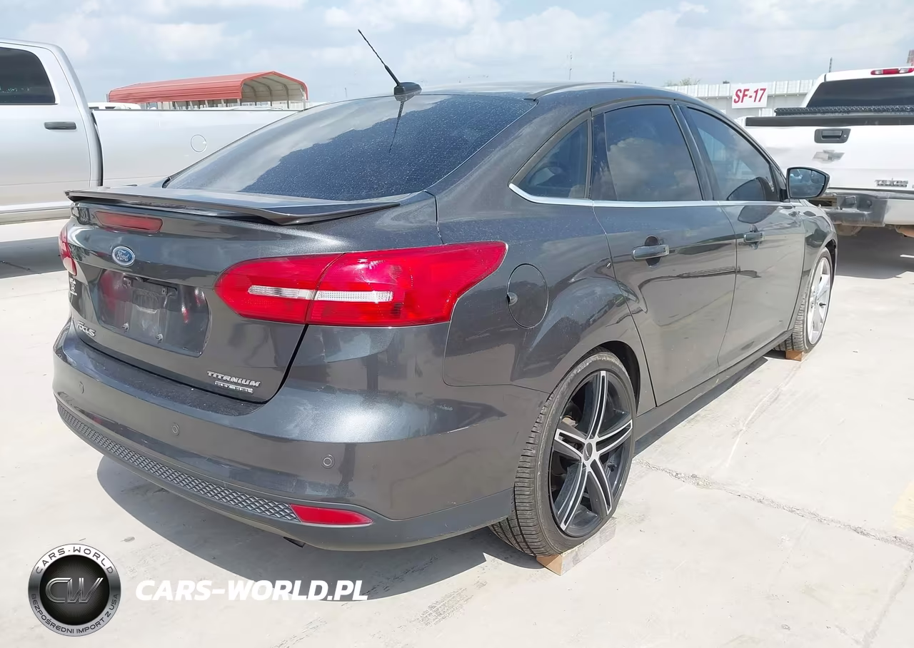 2015 Ford Focus Titanium VIN:1FADP3J28FL334031 - 4