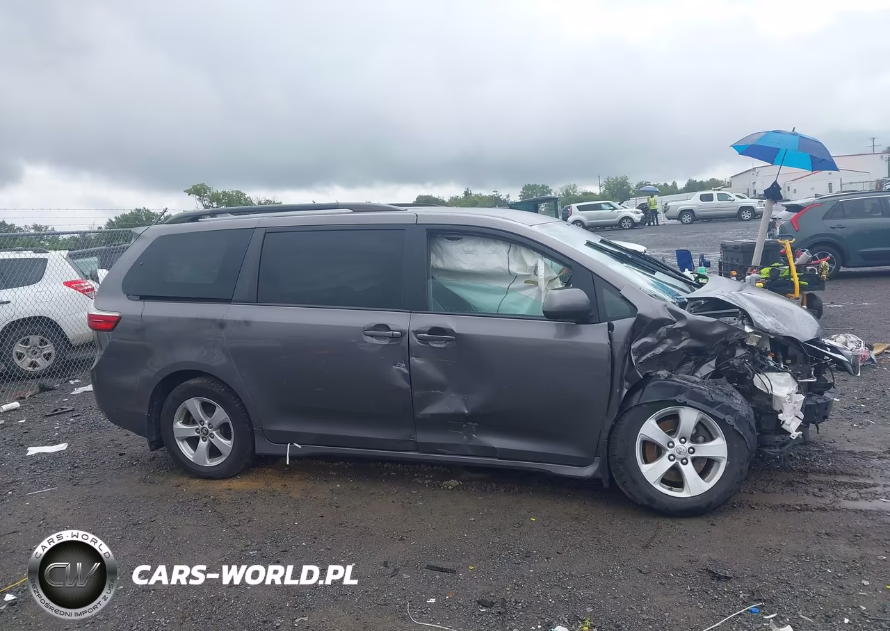 2018 Toyota Sienna Le 8 Passenger VIN:5TDKZ3DCXJS910113 - 13