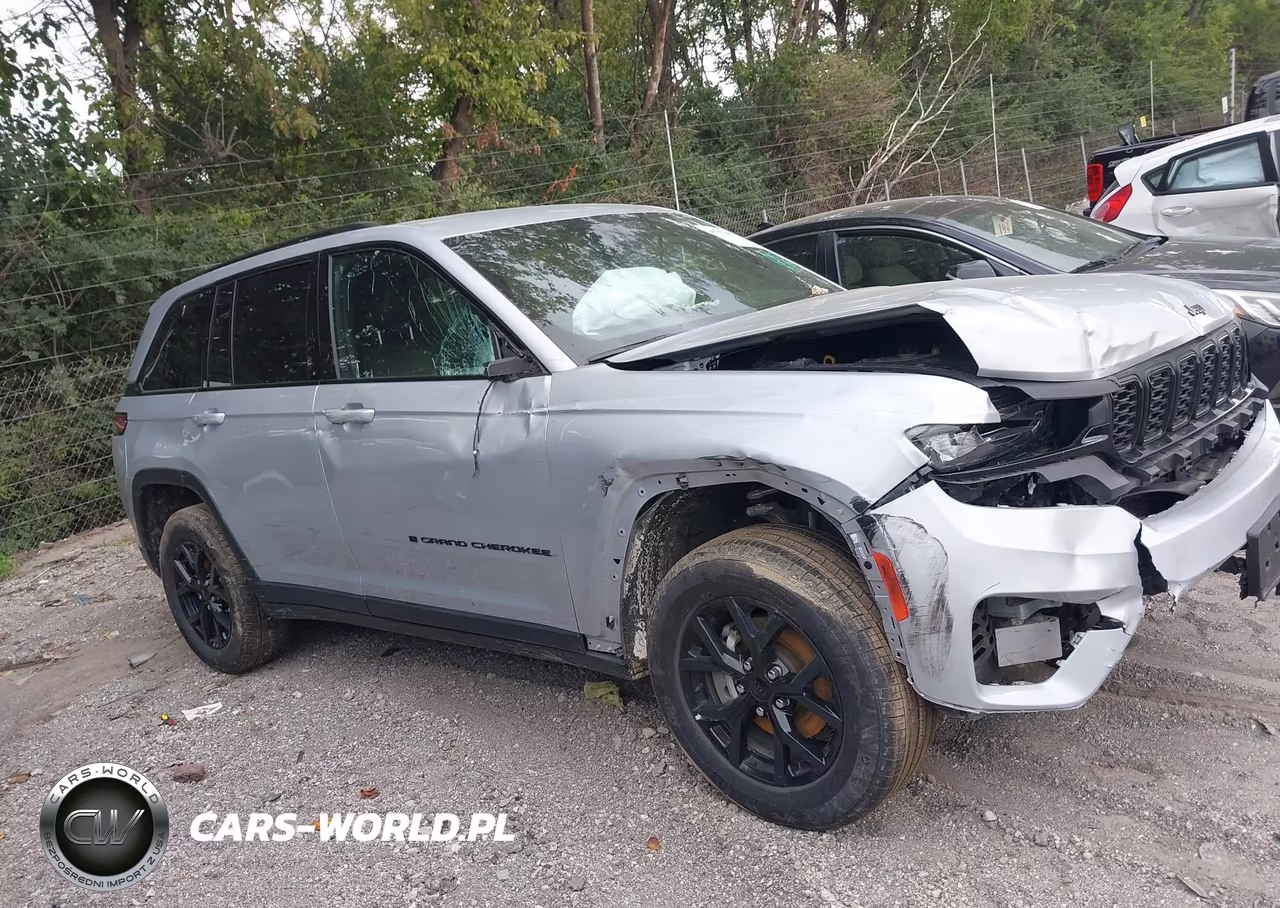 2025 Jeep Grand Cherokee Altitude 4X4 VIN:1C4RJHAG0S8703245 - 13