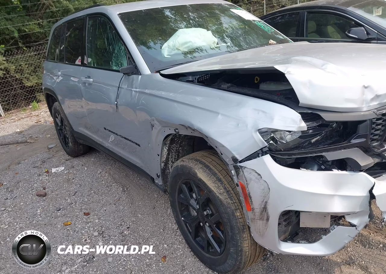 2025 Jeep Grand Cherokee Altitude 4X4 VIN:1C4RJHAG0S8703245 - 17