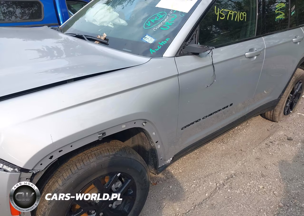2025 Jeep Grand Cherokee Altitude 4X4 VIN:1C4RJHAG0S8703245 - 18