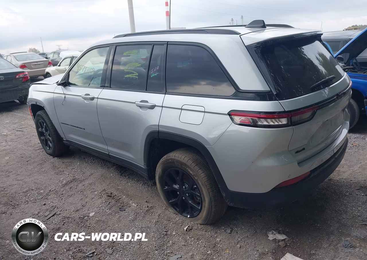 2025 Jeep Grand Cherokee Altitude 4X4 VIN:1C4RJHAG0S8703245 - 3