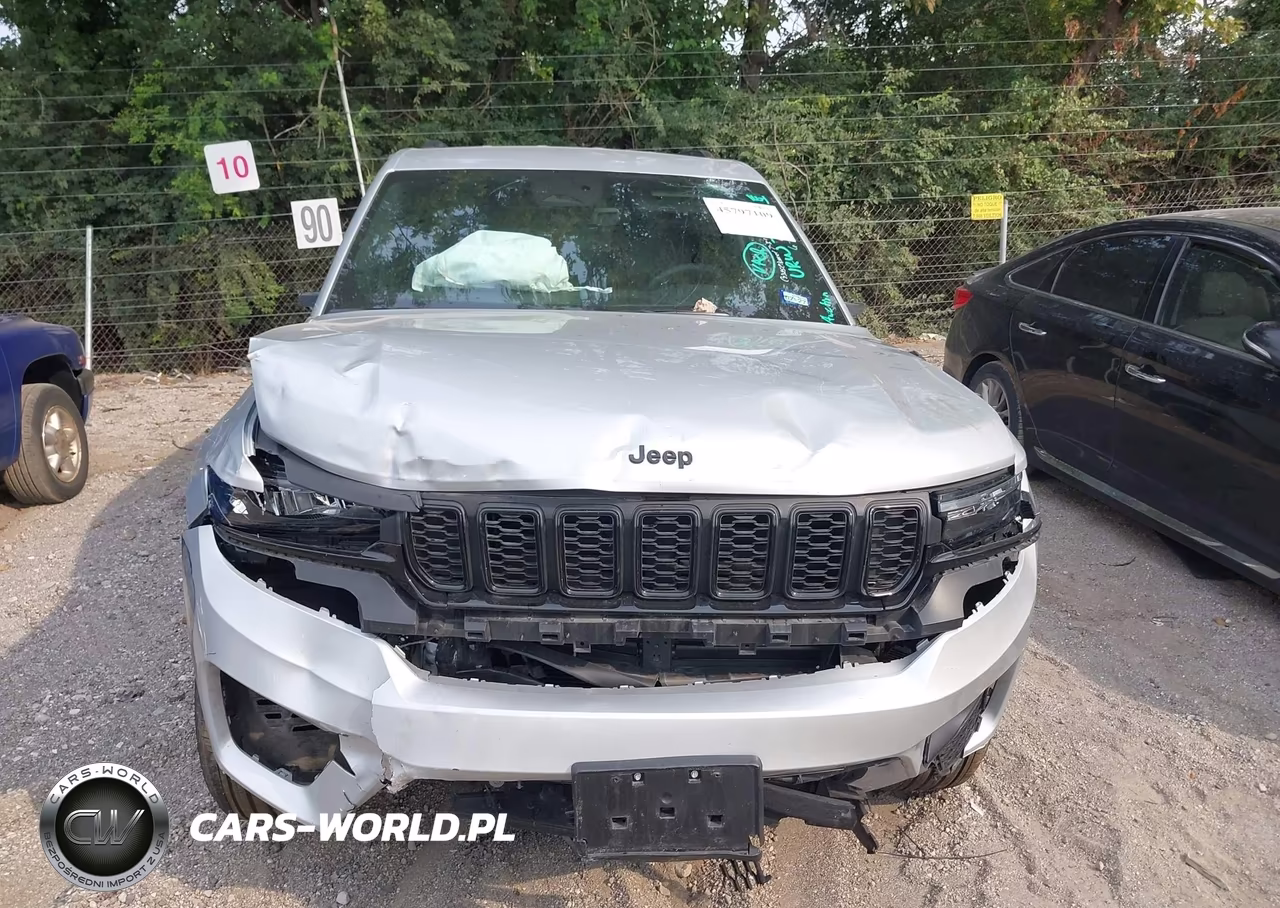 2025 Jeep Grand Cherokee Altitude 4X4 VIN:1C4RJHAG0S8703245 - 6