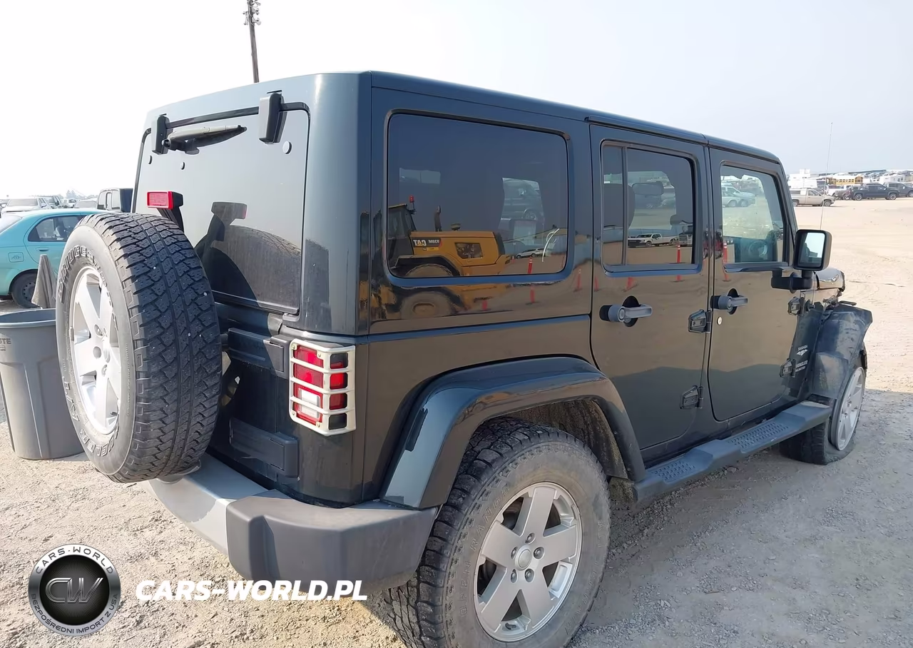 2012 Jeep Wrangler Unlimited Sahara VIN:1C4BJWEG0CL235807 - 4