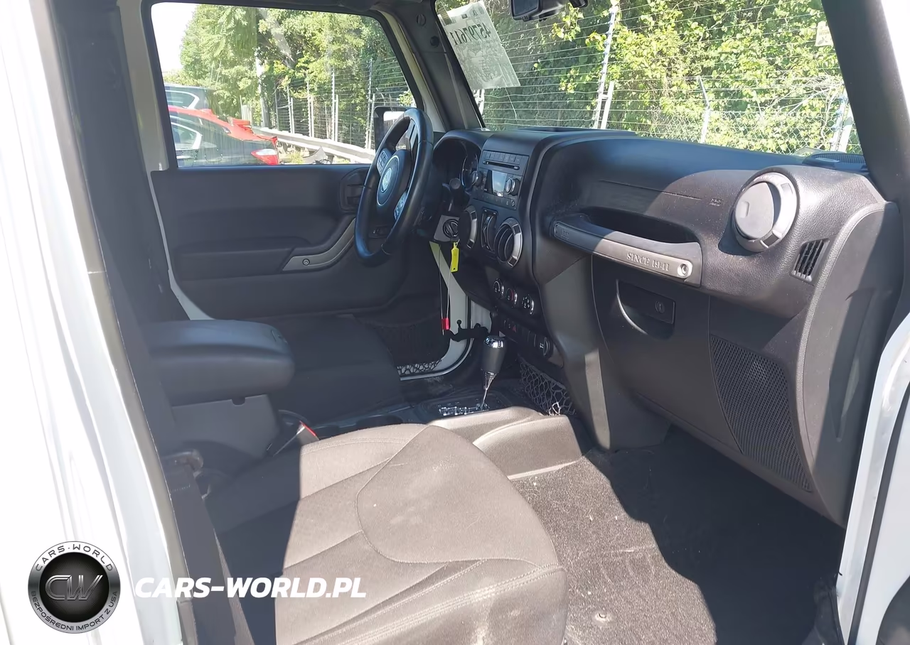 2015 Jeep Wrangler Unlimited Sport VIN:1C4BJWDG7FL703442 - 5